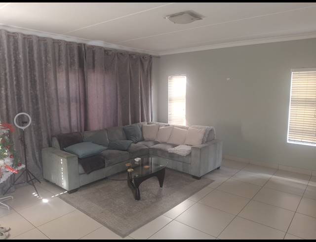 3 BEDROOM FREEHOLD FOR SALE IN RUA VISTA